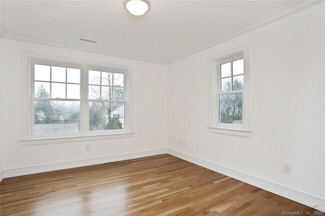 Building Photo - 50 Oak St