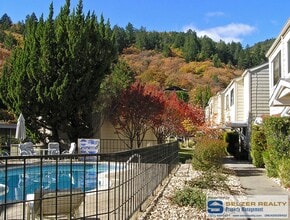 Building Photo - Charming 2 bd. condo in a lovely west hills setting!
