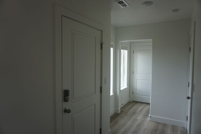 Building Photo - Layton Townhome 3 Bed 2.5 Bath