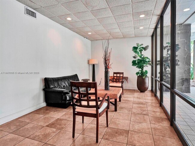 Building Photo - 6900 Bay Dr