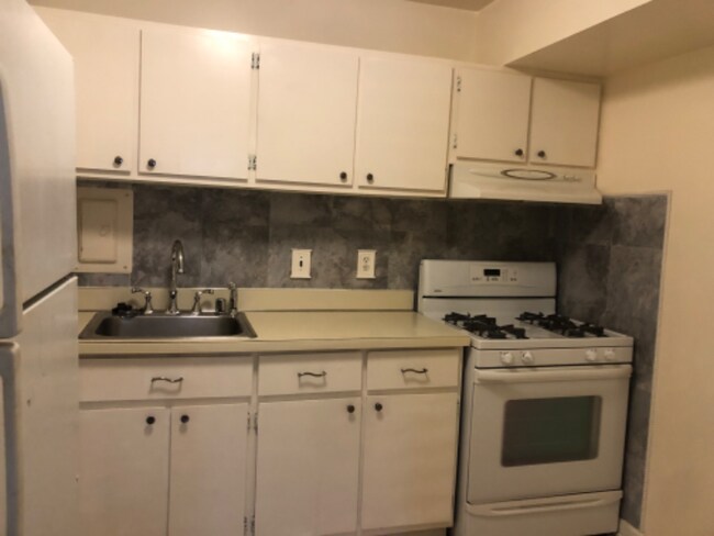 Building Photo - 11 Canterbury Square