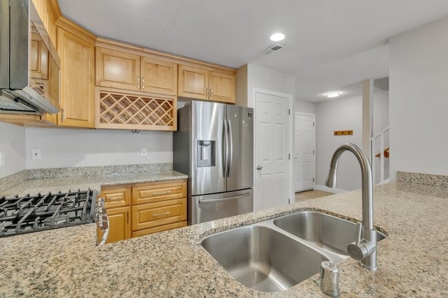 Building Photo - SILVER FIRS 3 BED 2.5 BATH TOWNHOUSE AVAILABLE NOW