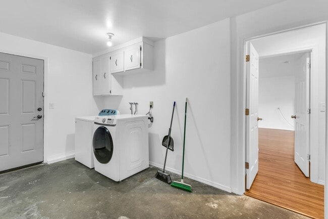 Building Photo - Three bedroom plus bonus room, and 2.5 bat...