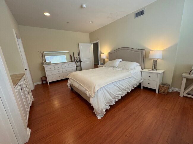 Building Photo - 1845 Beloit Ave