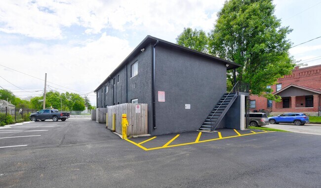 Building Photo - 804 1/2 E Main St