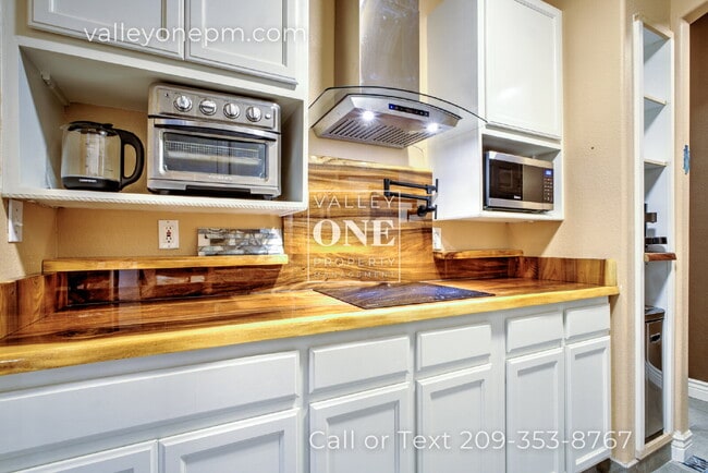 Building Photo - Luxury Private Furnished 2 Bed 2 Bath Suite With Private Courtyard - Utilities Included!