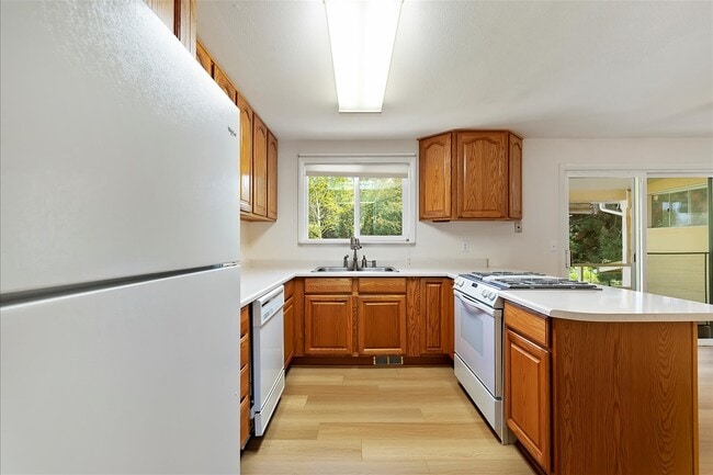 Building Photo - 6190 N Shandee Dr