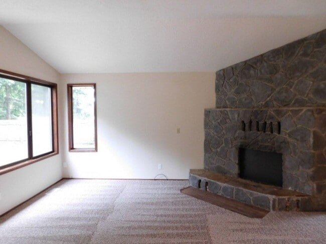 Building Photo - 3Bd/2Ba Single Story House - Available to ...