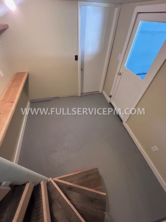 Building Photo - Exceptional South Beacon Hill 3 BD 2 BA! Huge Deck!