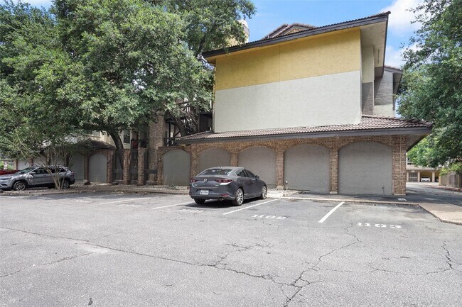 Building Photo - 806 W 24th St