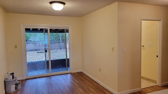 Building Photo - Beautiful 3 bed 2 bath in Springfield with...