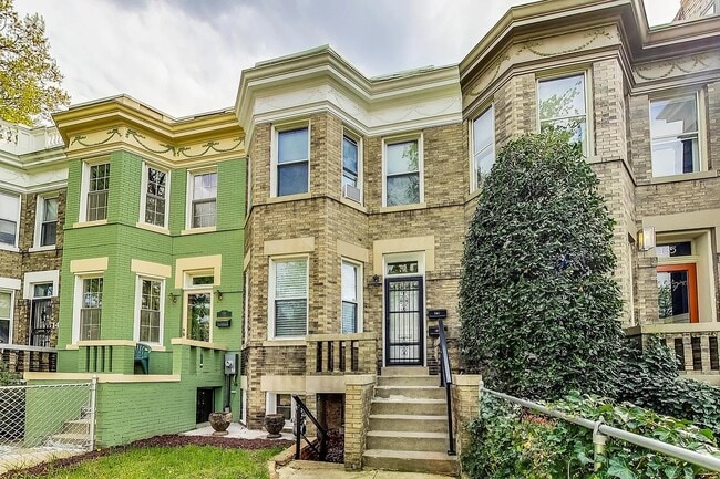 Building Photo - 137 R St NE