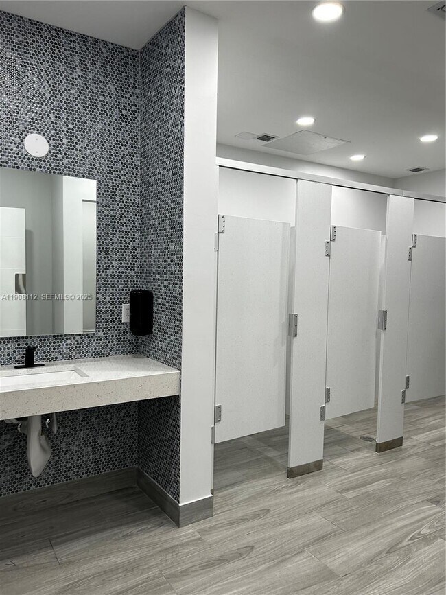 Building Photo - 16909 N Bay Rd