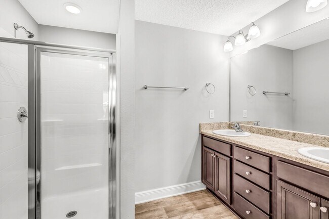 Building Photo - Newer 3 Bed/2.5 Bath Townhome with Modern ...