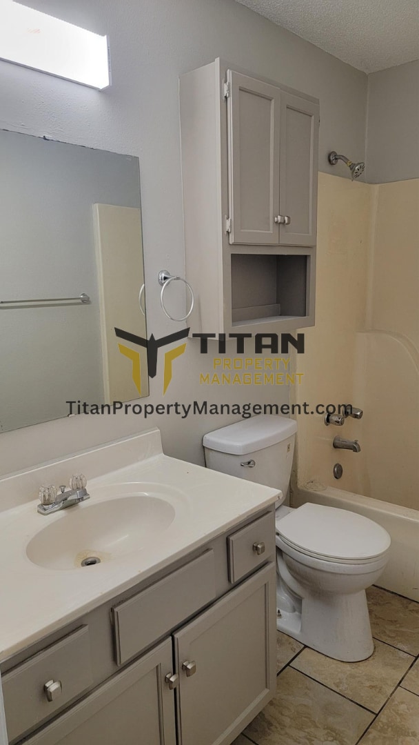 Building Photo - Remodeled 2Bed/1Bath Apartment