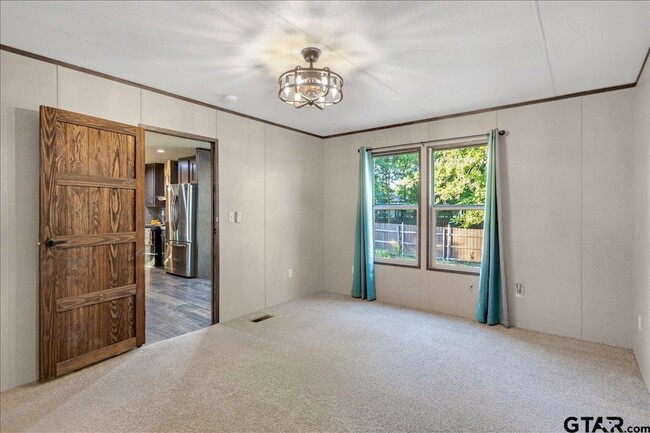 Building Photo - 409 Willow Dr