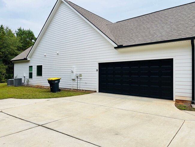 Building Photo - ***MOVE IN SPECIAL*** Wow! Perfect 4 bedro...