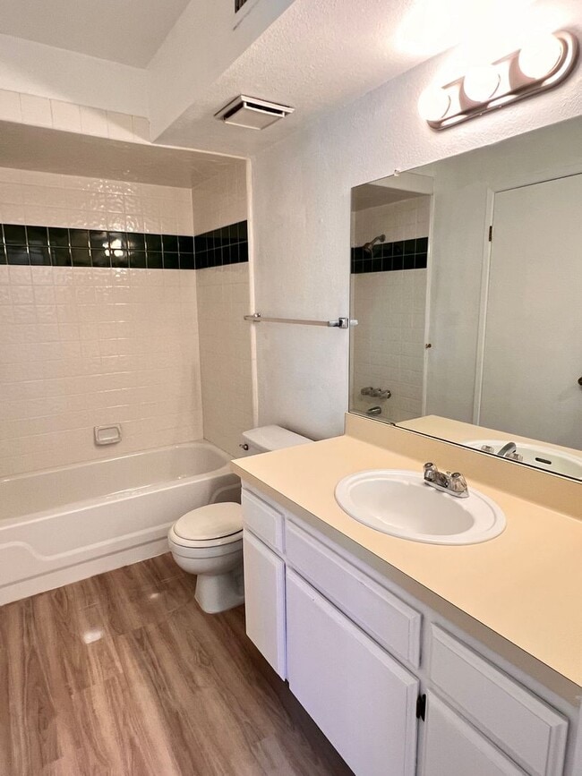 Building Photo - Charming 2-Bedroom Home with Private Patio in Central Bakersfield