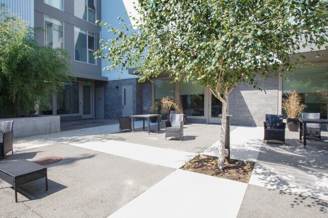 Building Photo - Sellwood-Modern Top Floor 1Bdr w/Floor-to-Ceiling Windows + Pet OK!