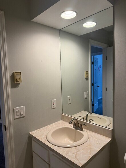 Building Photo - 234 Willow Springs