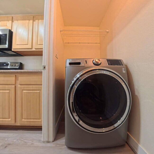 Building Photo - Charming 2nd Floor Unit In Gated Community!