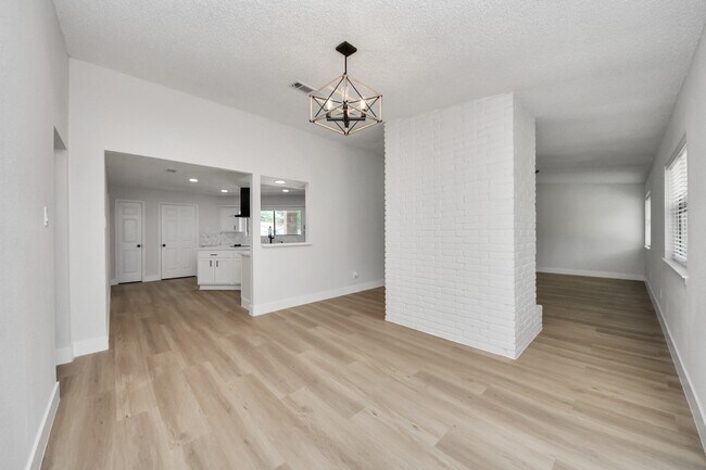 Building Photo - 7427 Willow Oak Dr