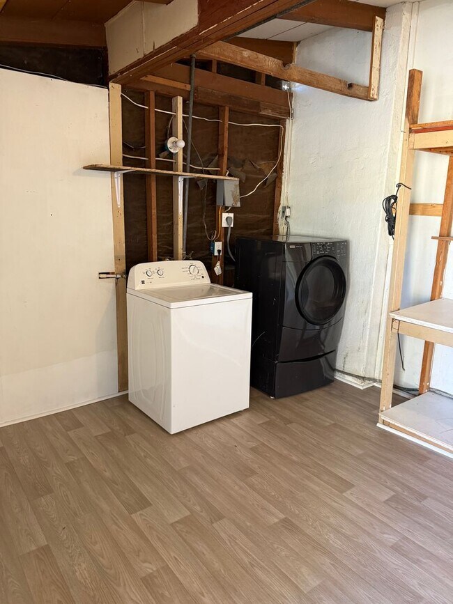 Building Photo - 3 Bed/1 Bath with Large fenced yard in central Paso Robles near Highschool!