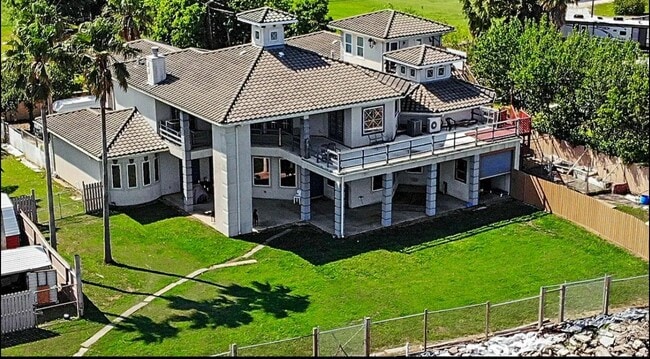 Building Photo - 135 1st St