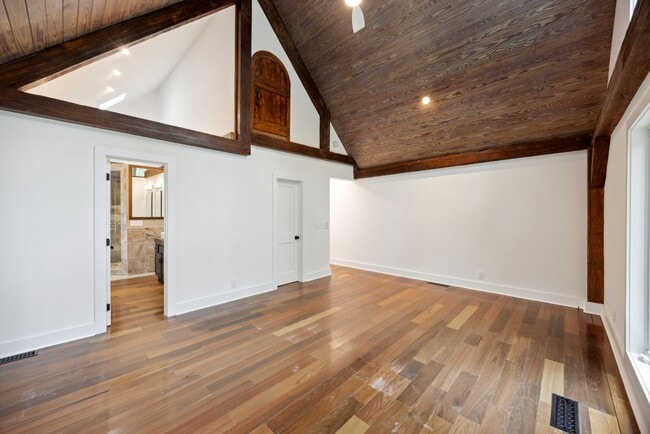 Building Photo - Available 6/15. Stunning, Fully-Rennovated...