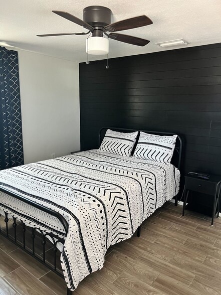 Room 1 Queen Size Bed - 5544 Baroque Dr