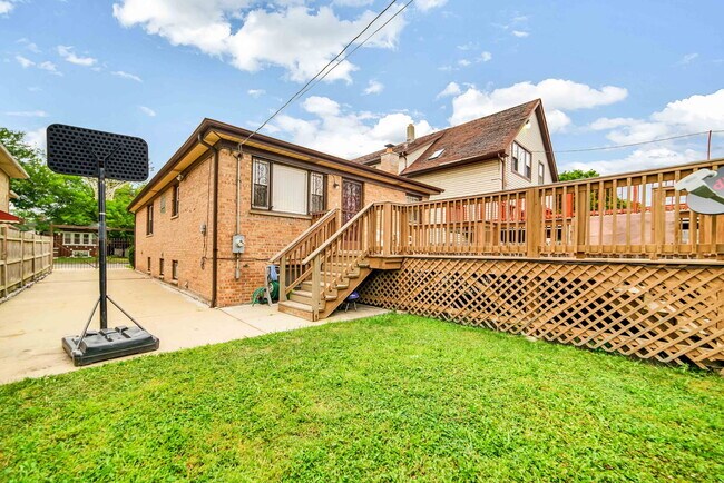 Building Photo - 2725 N Oak Park Ave
