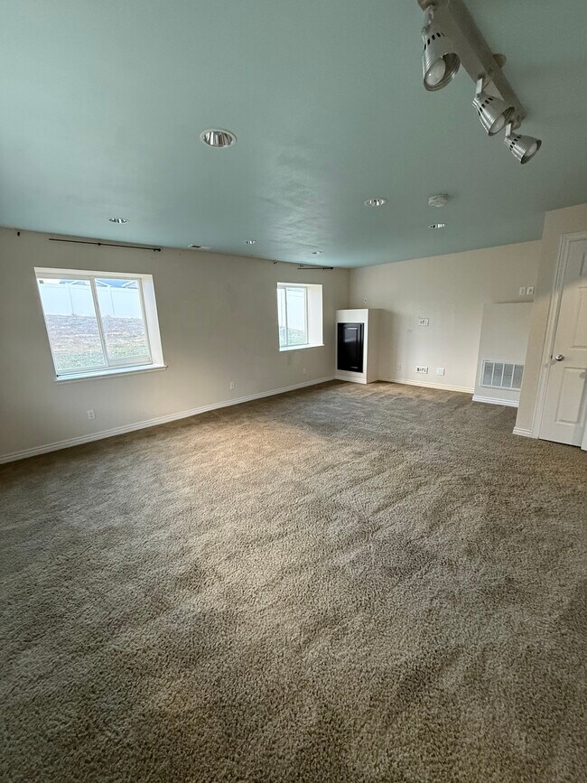 Building Photo - 4031 Montego Dr