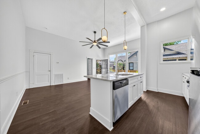 Building Photo - 2807 Beacon Ave