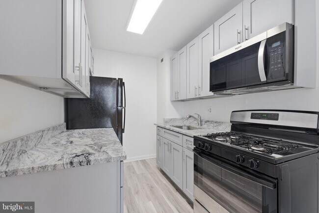 Building Photo - 1200 S Arlington Ridge Rd