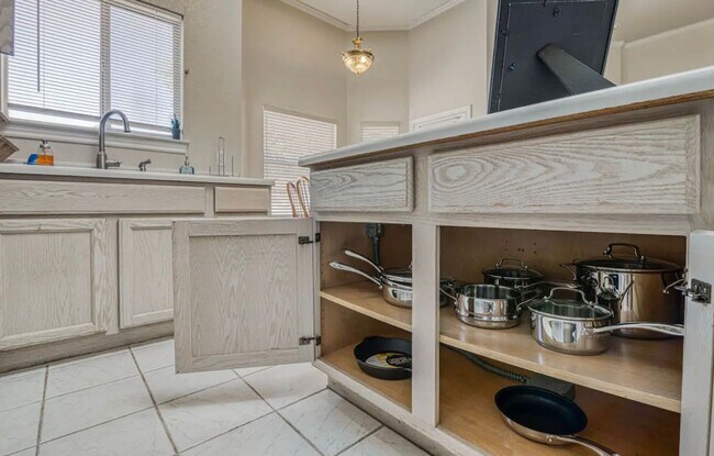 Building Photo - Short Term leases optionn4 Bedrooms 3 baths( near by Sunland Park Dr & Mesa St)