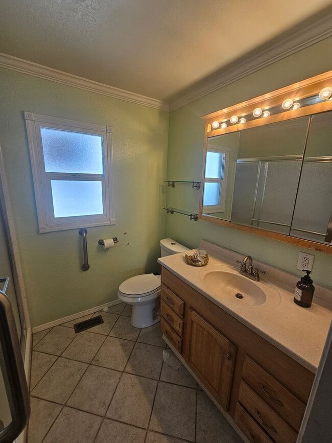 Building Photo - Live & Work in Oakland: Spacious Home with...