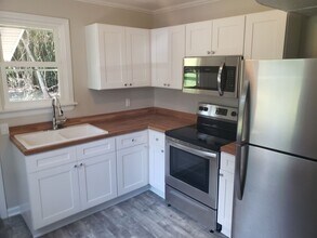 Building Photo - NEWLY RENOVATED 2 BEDROOM 1 BATH UNIT IN A...