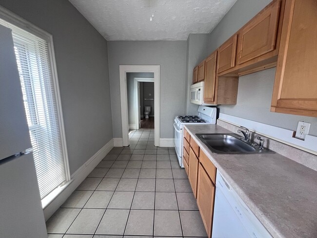 Building Photo - Adorable and Spacious Upper One Bedroom on...