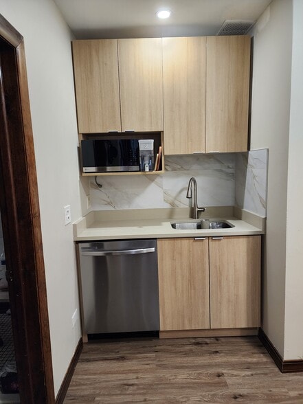 Dishwasher- microwave - 2155 W Polk St
