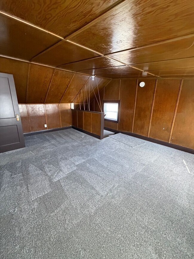 Building Photo - 3 Bedroom House - Rock Island