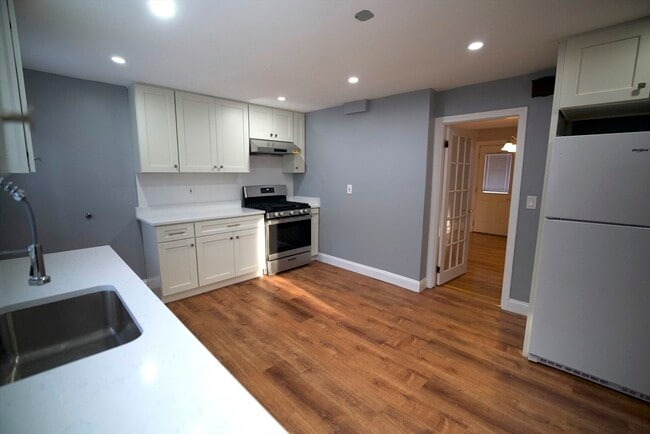 Building Photo - 221 S Central Ave