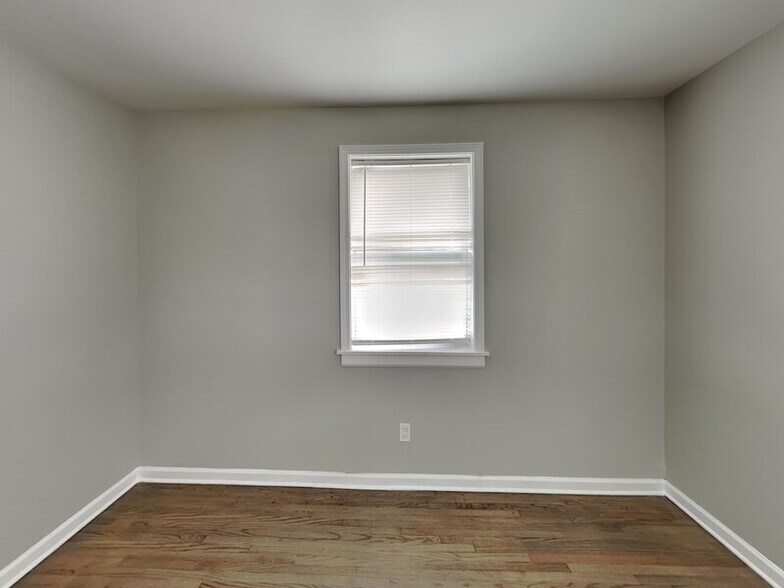 Building Photo - 7745 Madrid Ave