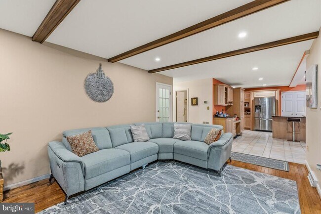 Building Photo - 8715 Shadowlake Way