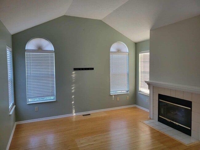 Building Photo - Two Bedroom Condo in BG