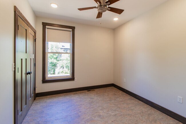 Building Photo - AVAILABLE AUGUST - Beautifully Renovated 2 bed/1bath Home on PARK POINT