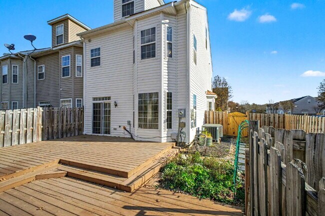 Building Photo - Move-in Special: $100 off of the first month's rent Spacious End-Unit 4 Bedroom Townhome for Rent...