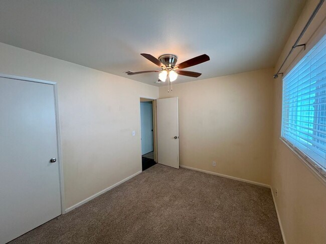 Building Photo - Bright and Sunny 3 bedroom home in North E...