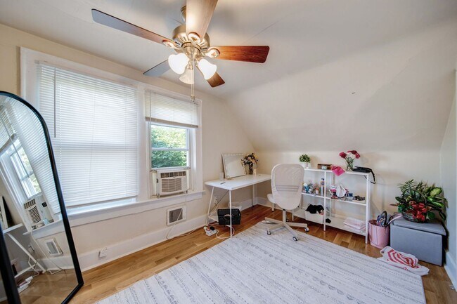 Building Photo - Ultimate 6-Bedroom House with Spacious Liv...
