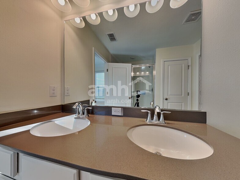 Building Photo - 20235 Calla Lily Dr