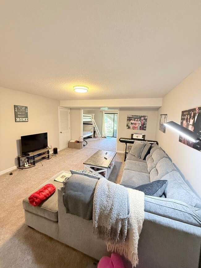 Building Photo - Farmington Woods Professional Townhouse Condo